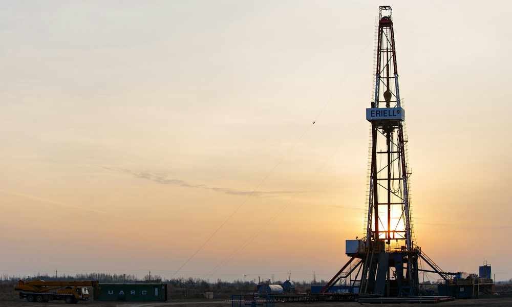 water well drilling rig at work